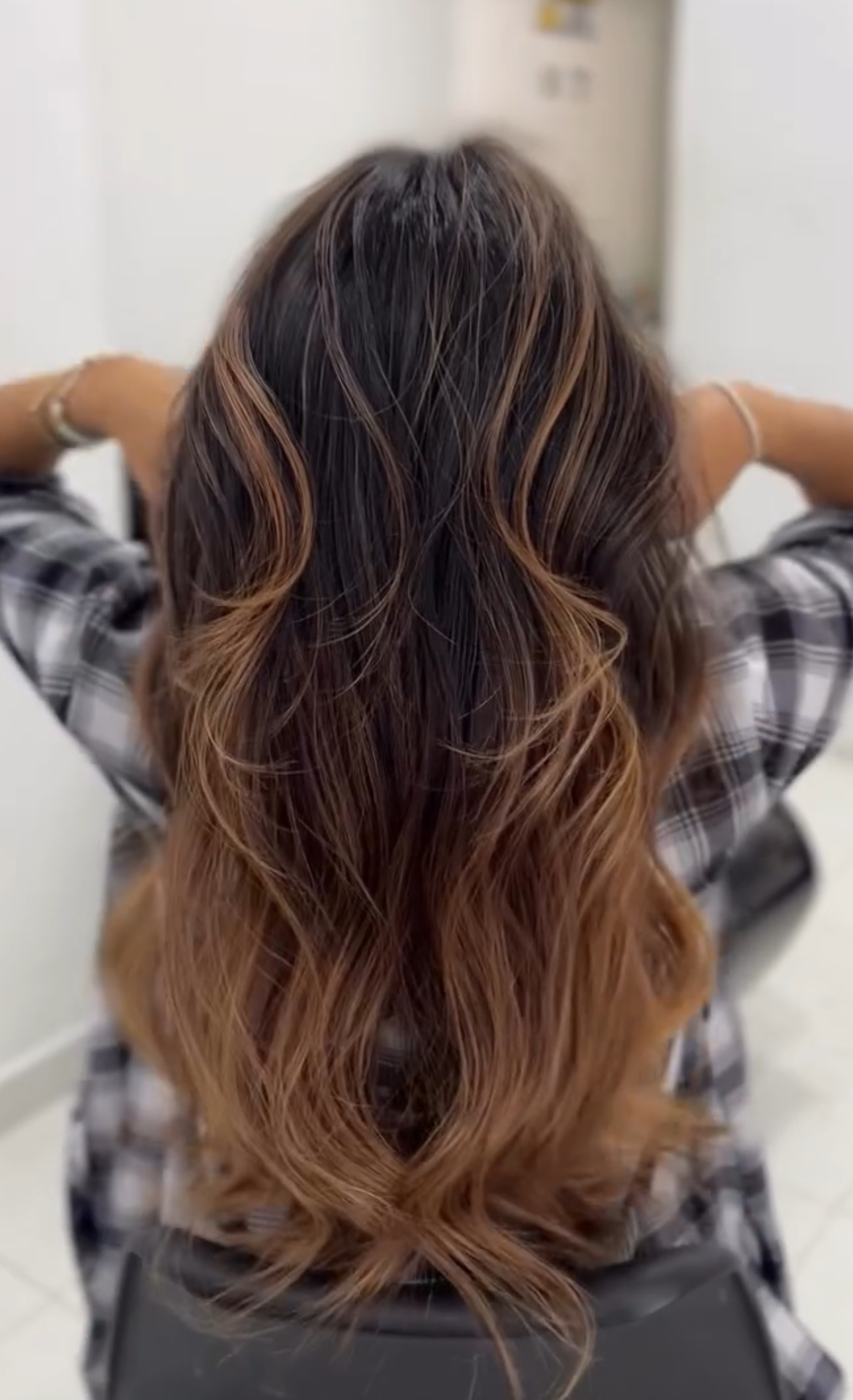 Rubios y coloración profesional en Aura Peluquería